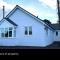 White 3 bed bungalow with en-suite and parking - 温福德