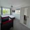 White 3 bed bungalow with en-suite and parking - 温福德