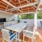 6 Parkshores Sunshine Location Location Location 100m to beach access