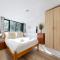 Pass the Keys Cosy Cabin in Central Cambridge Free Parking