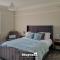 Detached King Suite With Large Garden & Driveway