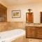Overlook Lake View Lodge at Tahoe Donner- Dog Friendly 4BR with Private Hot Tub - Truckee