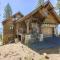 Overlook Lake View Lodge at Tahoe Donner- Dog Friendly 4BR with Private Hot Tub - Truckee