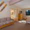 Pioneer Lake View- 4BR Easy Walk to Town Private Hot Tub - Sleeps 11 - 塔霍城