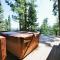 Pioneer Lake View- 4BR Easy Walk to Town Private Hot Tub - Sleeps 11 - 塔霍城