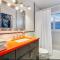 Tropical Shores Retreat-10 Min to Siesta Key Beach