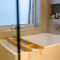 Resort Style home close to the Beach with Pool, Sauna and Pizza Oven - سيدني
