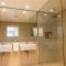 Resort Style home close to the Beach with Pool, Sauna and Pizza Oven - سيدني