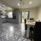 (S12) Bright 3 Bed Home With Free Parking Leeds