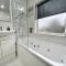 (S12) Bright 3 Bed Home With Free Parking Leeds