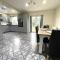 (S12) Bright 3 Bed Home With Free Parking Leeds