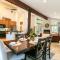 Wolf Den - Bright Open Concept 3 Bedroom- Hot Tub, Pet-Friendly, Minutes from Skiing!