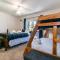 Wolf Den - Bright Open Concept 3 Bedroom- Hot Tub, Pet-Friendly, Minutes from Skiing!