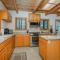Tree Haus by Tahoe Getaways - Unique Pet-Friendly Tahoe Donner Home w EV & HOA Pool & Beach - Тракі