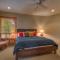 Tranquil Retreat by Tahoe Getaways - 3BR Pet-Friendly Home w Private Hot Tub, Views & HOA Amenities - 特拉基
