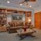Tranquil Retreat by Tahoe Getaways - 3BR Pet-Friendly Home w Private Hot Tub, Views & HOA Amenities - 特拉基