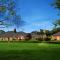 Chanticleer Gardens Barn cottage with a Pool