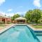 Chanticleer Gardens Barn cottage with a Pool