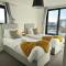 BEST PRICE! - HUGE 3 Bed 2 Bath City Centre Newly Refurbished Apartment, Up to 7 guests - FREE SECURE PARKING - SMART TV - SINGLES OR KING SIZE BEDS