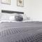 3 Bed Townhouse Haven - Steps from Royal Derby Hospital, Driveway Parking