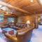 1138 Lakeshore - One-of-a-kind Lakeshore Boulevard log cabin - 斜坡村
