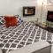 Chic Suite - Long Stays - King Bed - Fireplace & WiFi