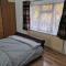 Comfortable 2 bedroom house with free parking and great transport links - 达格纳姆