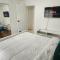 Private Cozy & Spacious Room at a house with pool - Tamarac