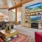 Ski View at Tahoe Donner - Stunning 4 BR w Private Hot Tub - HOA Amenities - 特拉基