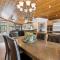 Ski View at Tahoe Donner - Stunning 4 BR w Private Hot Tub - HOA Amenities - 特拉基