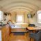 Charming tranquil Shepherds Hut with lakeside balcony 'Roach' - Uckfield