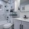 Modern Home-Downtown-3 Bedroom- King Bed
