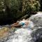 Casa de campo com cachoeira no quintal - 加斯帕