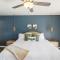 Lake Front Condo with a Balcony! - 欧塞奇比奇