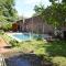 Casa con piscina y parque