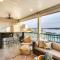 Views and Pool Access Luxurious Lake Ozark Condo - بحيرة أوزارك