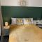 London Road Flats - Free WIFI, washing machine, smart TV, easy access to A50