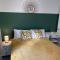 London Road Flats - Free WIFI, washing machine, smart TV, easy access to A50