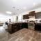 3B Executive Home - All King Beds - Fireplace - Garage