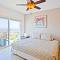 Oceanview Living Space & Balcony with FiberOptic WiFi! - 拉巴斯