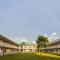 Days Inn & Suites by Wyndham Fort Pierce Midtown