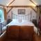 The Music Room - Kingsize Double Oak Studio - Sleeps 2 - Quirky - Rural