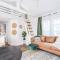 6 A Little Wanderlust Lux Tiny House, Firepit, Boat Parking, 5 Mins to Lake, Downtown