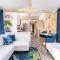 8 All Decked Out, Luxury Tiny House, Boat Parking Mins to Lake Guntersville, Downtown