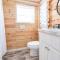 8 All Decked Out, Luxury Tiny House, Boat Parking Mins to Lake Guntersville, Downtown
