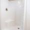 8 All Decked Out, Luxury Tiny House, Boat Parking Mins to Lake Guntersville, Downtown