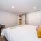Modern Urban Escape -King Bed -Pet Friendly - Free Parking & Netflix - Fast Wi-Fi