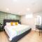 Modern Urban Escape -King Bed -Pet Friendly - Free Parking & Netflix - Fast Wi-Fi