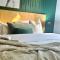 Luxury 2 Bedroom apartment, Treetop views, Resort with 4 swimming pools