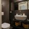 Fotofever Apt, two bedrooms with air conditioned in elegant shopping area, close to Vatican City